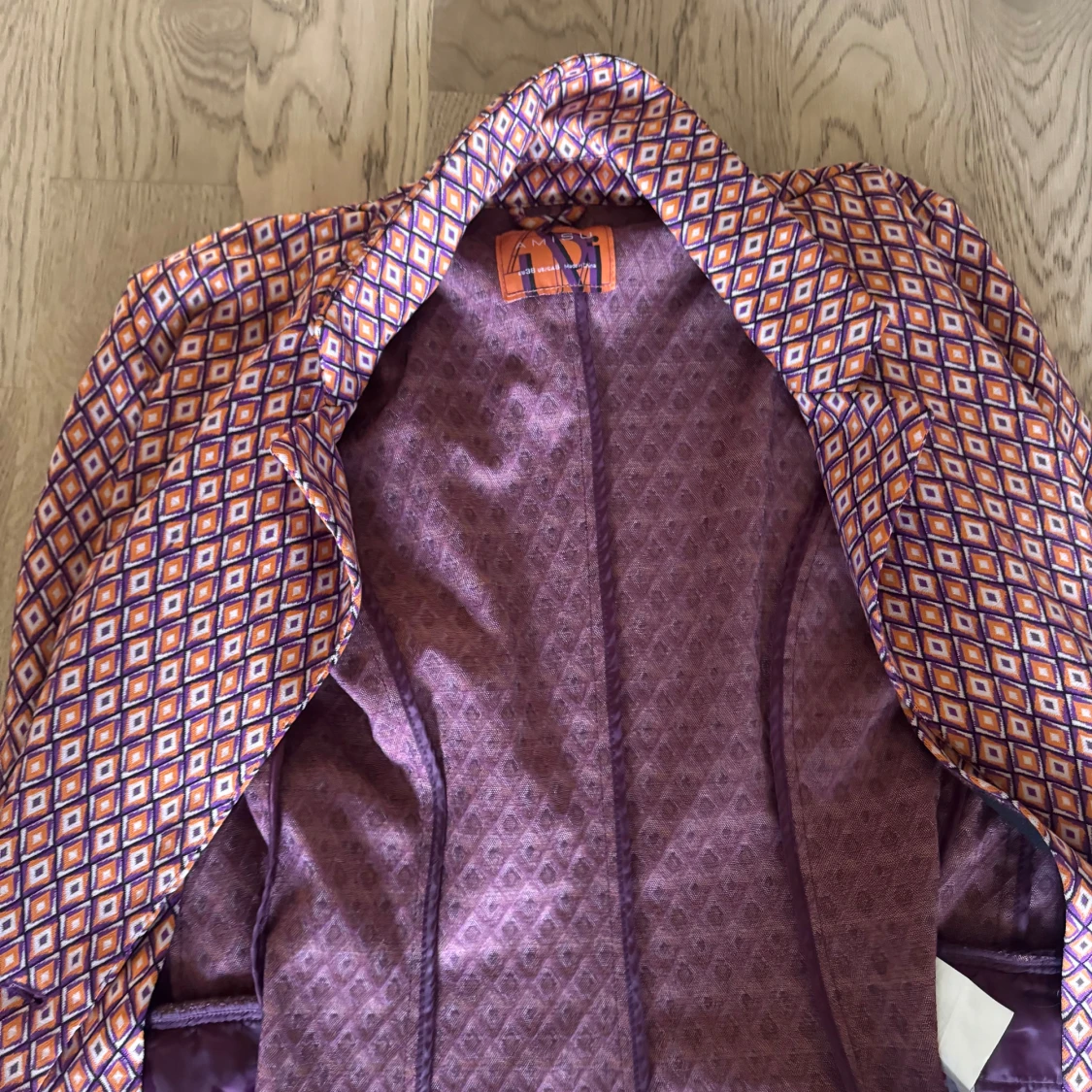 Mönstrad kavaj från Amisu i lila/orange