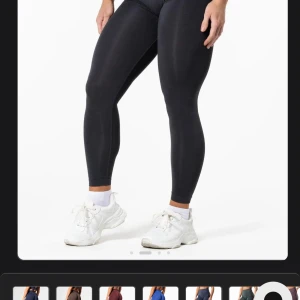 Svarta seamless leggings från Relode - Snygga svarta seamless leggings från Relode med hög midja och tight passform. Perfekta för gymmet eller chill hemma. Mjukt och stretchigt material som sitter skönt och formar sig efter kroppen. Diskret logga framtill i midjan.