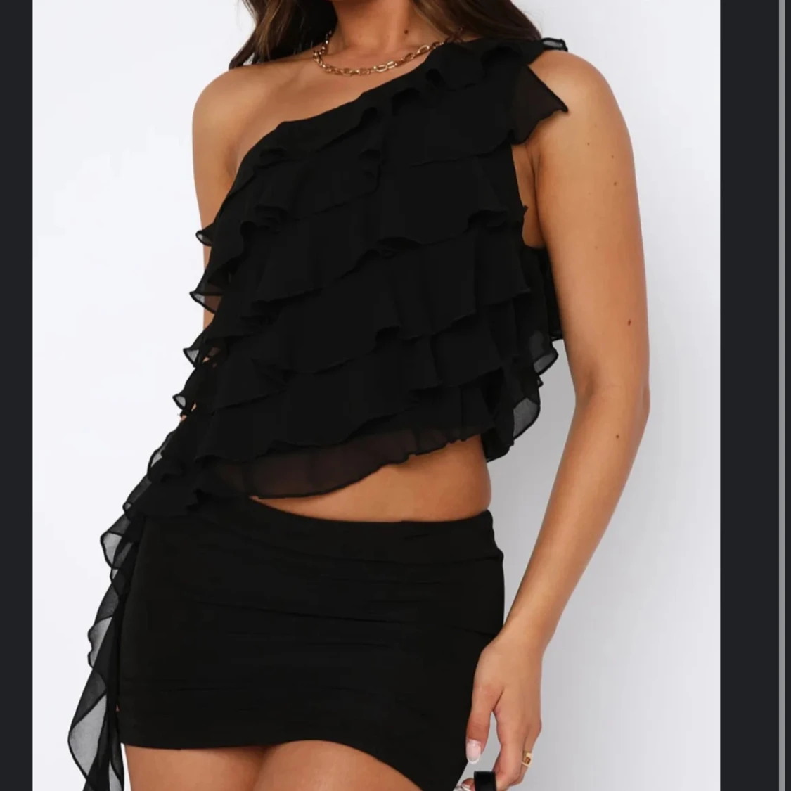 Svart one shoulder volangklänning