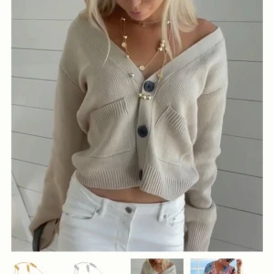 Långt guldhalsband med kulor - Superfint långt halsband i guldton med runda kulor och platta detaljer längs kedjan. Aldrig använt, helt ny! Köpte för 600 kr och säljer för halva priset!