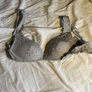 Grå spets-bh från Intimissimi - Supersnygg grå bh från Intimissimi som är helt ny, den är endast testad o de är push-up