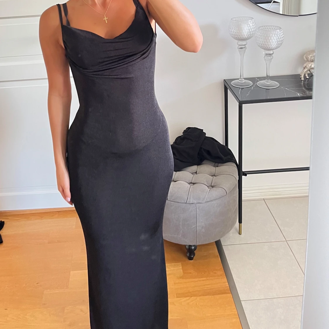 Svart långklänning med öppen rygg - 2