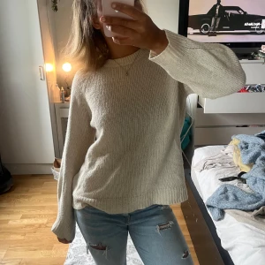 Vit stickad tröja - Vit stickad tröja med rund halsringning och långa ärmar🤍🤍🤍