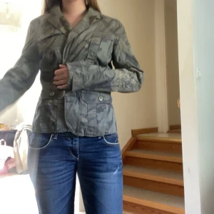 Camouflage jacka  - Supersnygg jacka i storlek 38 men den passar bra på mig som har Xs/S vanligtvis. Är från märket BONIA PARTE💕Pris kan diskuteras