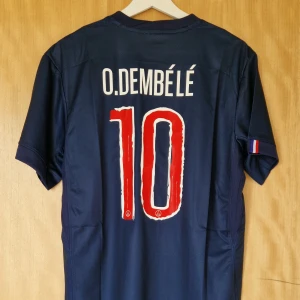 Ousmane Dembélé fotbollströja PSG 25-26 - Ousmane Dembélé PSG repIika fotbollströja 25-26. Helt ny med tag. Storlek: Medium