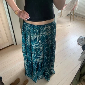 Lång kjol - Lång kjol i ett grönt/ blått superfint mönster! Har använt kjolen 1 gång, toppenskick🤩 