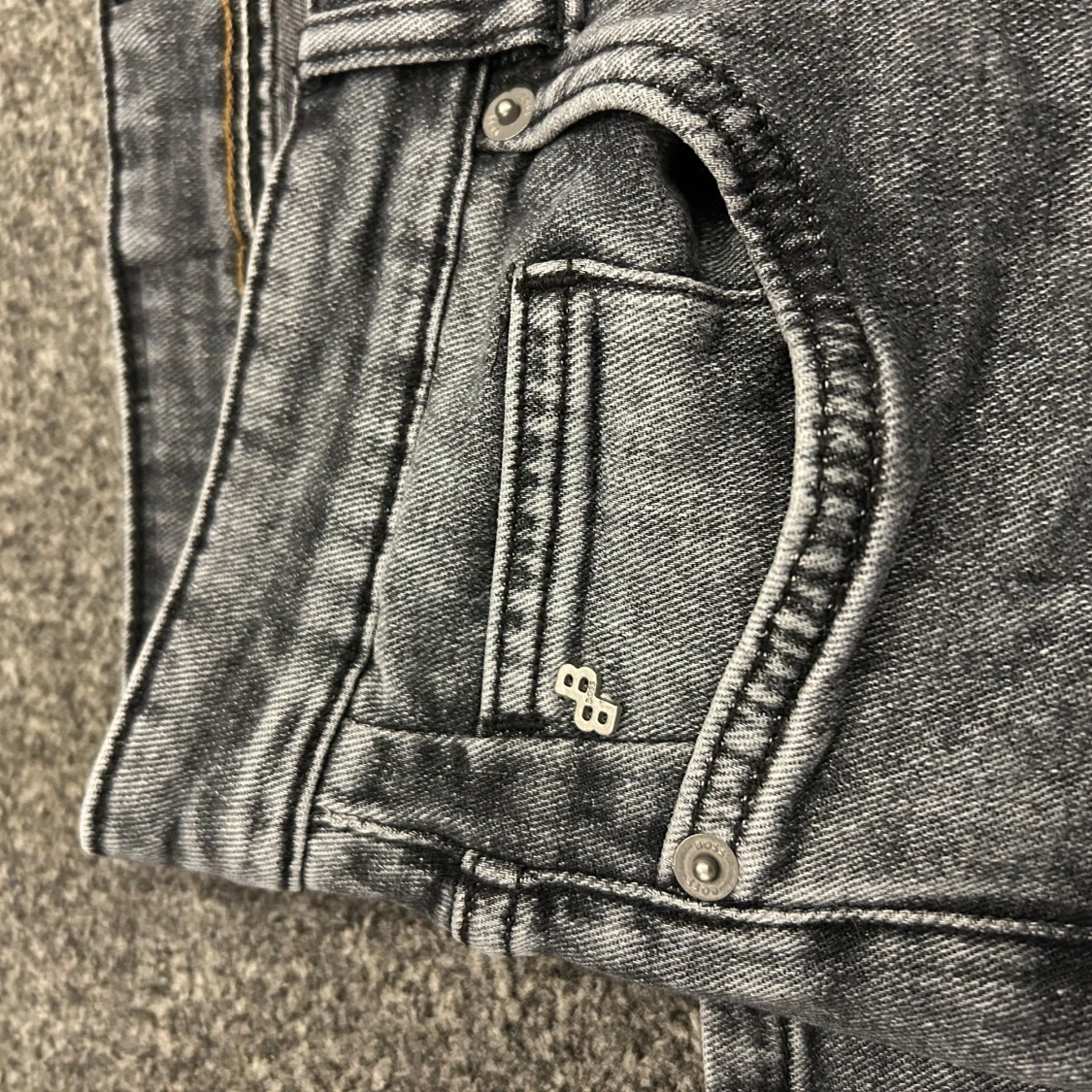 Grå jeans från BOSS - 2
