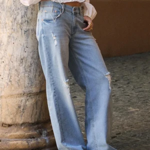 Ljusblåa wide jeans med slitningar - Snygga ljusblå jeans som är lowwaist, helt oanvända då det var ett onödigt köp för har för många jeans.💕💕