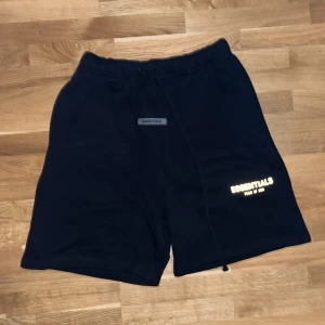 Svarta essentials shorts - Säljer nu ett par svarta essentialls shorts som jag har fått men inte använt mycket alls. Inga defekter alls och ser ut som sprillans nya. Bättre och sälja dem till någon annan som vill ha den mer än mig.