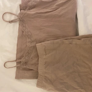 Pyjamas från H&M - Två delad pyjamas set med spets på sidorna! Är i storleken XS och inte alls mycket använda då jag beställde i fel storlek men super fin!