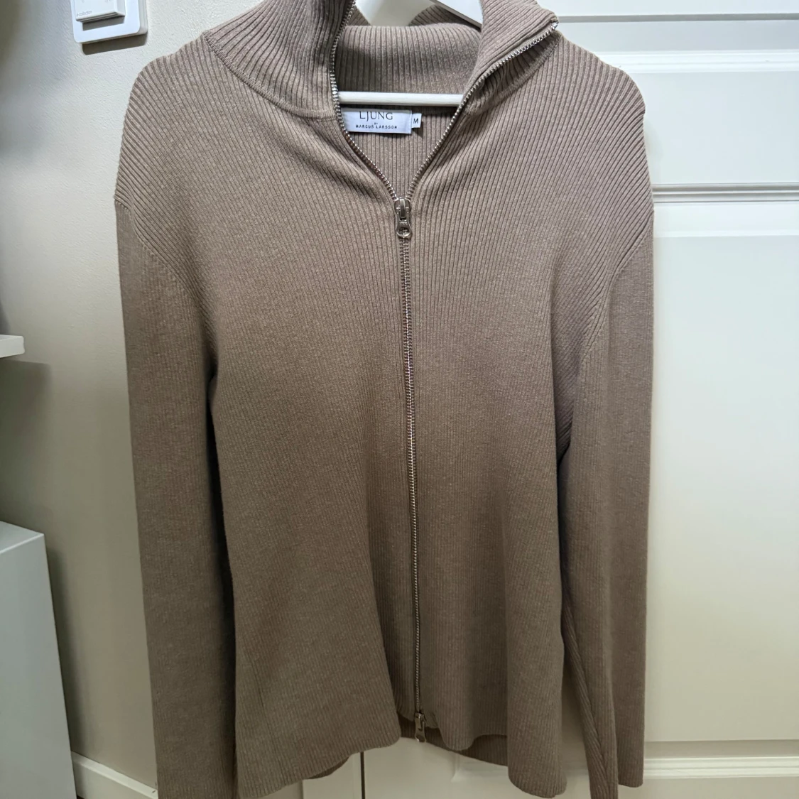 Beige ribbad kofta från Ljung