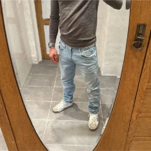 Replay jeans  - Ett par snygga jeans från Replay i storlek W32 L32 i modellen Anbbas 