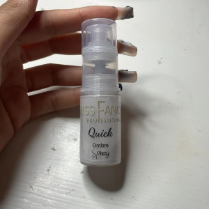 Miss Fancy Quick Ombre Spray - Miss Fancy Quick Ombre Spray är en smidig spray i genomskinlig plastflaska med pump. Perfekt för att skapa en snygg ombre-effekt på naglar. Flaskan är kompakt och lätt att ta med i väskan. Produkten är vit och har guldiga detaljer på etiketten. Den ser väldigt tom ut men jag fick den såhär och har endast sprutat 3 sprut. Säljer då jag tycker min andra är bättre.