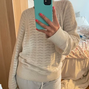 Vit stickad tröja med hålmönster - Supermysig vit stickad tröja med hålmönster och breda ribbade muddar vid ärmslut och nederkant.  🥰SÅ snygg och passar till allt, från uniqlo för några år sedan, är i bra skick, liiiite nopprig och därav priset❤️jag brukar ha 36 i tröjor ⚠️OBS bortrest 7juli-4aug, kan annars träffas Stockholm innan 