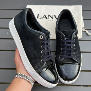 Lanvin - Sjukt feta lanvins! Navy med glans. Självklart äkta! Uk7 motsvarar 41-42! Skick 8/10! Hör av dig vid fler frågor eller andra funderingar 🤩