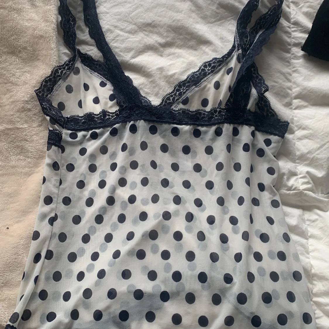 Prickig linnetopp med spets från No Secret - 1