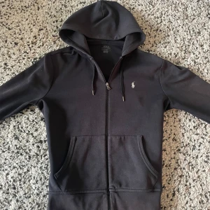Ralph lauren hoodie - Ralph lauren hoodie i storlek s, färgen svart. Den är i ett bra skick och väldigt snygg. Hör av er vid frågor eller vid funderingar. 