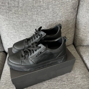 Svarta sneakers från Antony Morato - Antony Morato skor, använt dom max 10 gånger. Skorna är i storlek 45 men dom är lite stora i storleken