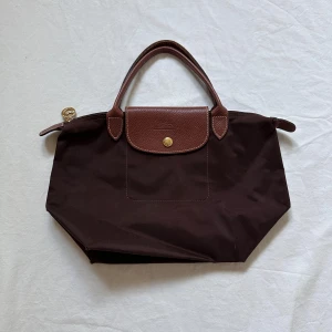Brun Longchamp väska - Snygg brun Longchamp Le Pilage handväska i mellan storleken. Den är i mycket fint skick!!😇