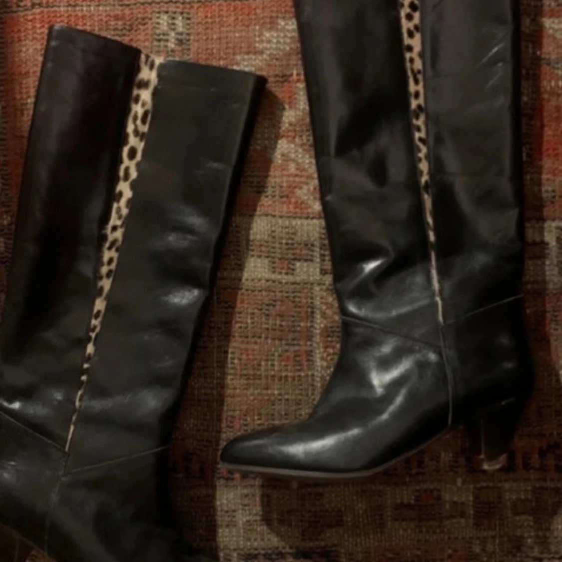 Svarta stövlar med leoparddetalj