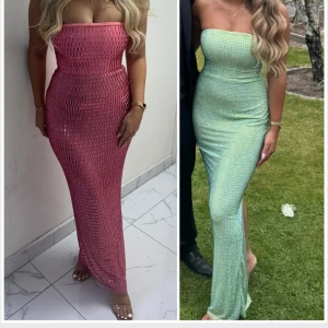 Glittriga långklänningar i rosa och grönt - Säljer tre maxade långklänningar: en rosa axelbandslös med glittrigt mönster, en mintgrön axelbandslös med glittrig finish och en ljusrosa med smala axelband, paljetter och v-ringning. Alla har figurnära passform och är perfekta för bal eller fest. De två första är köpa från ohpolly i storlek 6, den andra är sydd i Kosovo efter min storlek,  xs/s🩷