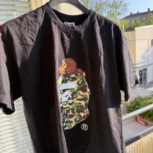 Bape t shirt 2 st - Båda två för 650 kr