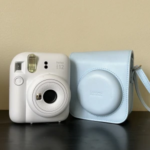 ❗️Intressekoll❗️Instax mini 12 kamera + väska - Intressekoll på denna instax fuji mini 12 kamera med tillhörande blå väska. Helt fungerande🤍 Skriv till mig om ni har frågor gällande kameran eller pris 🫶🏽