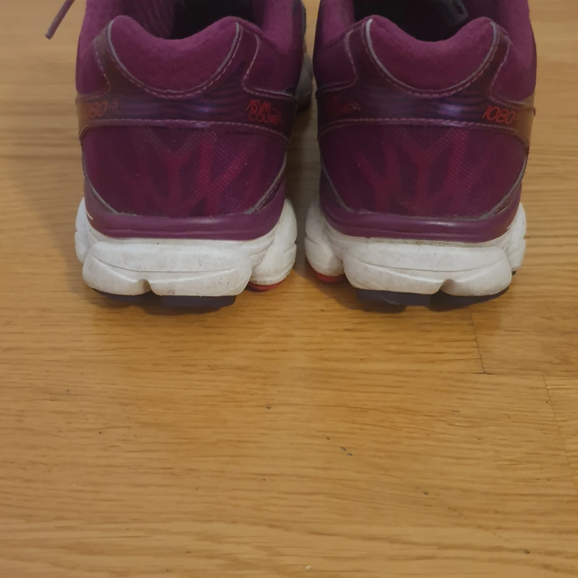 Grå och lila New Balance sneakers - 2