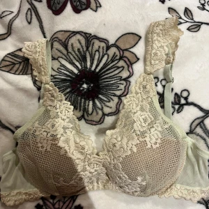 Intimissimi bh  - Ljusgrön intimissimi bh i modellen Balconettebh Giorgia Pretty Flowers. Storlek 70B. Bh-n finns inte på hemsidan längre. Ge prisförslag 💕