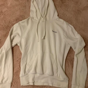 Vit hoodie  - Hoodien är bra använd men det är endast synligt i slutet av ärmarna (se bild 3) går säkert bort vid tvättning av bra medel.  Den har i hörnet en liten svart text där det står Love med finstil. Den har även ficka där fram och justerbar storlek på luvan med hjälp av snöret:)