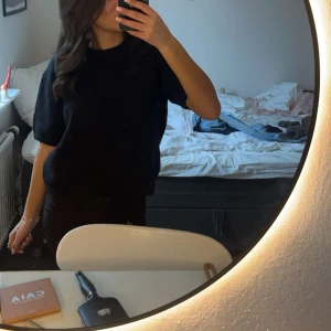 Svart stickad - Jätte fina stickade tröjor från Gina Young har en i svart o h en i grå precis lika dana i jätte bra skick knappt använda i storlek 152 