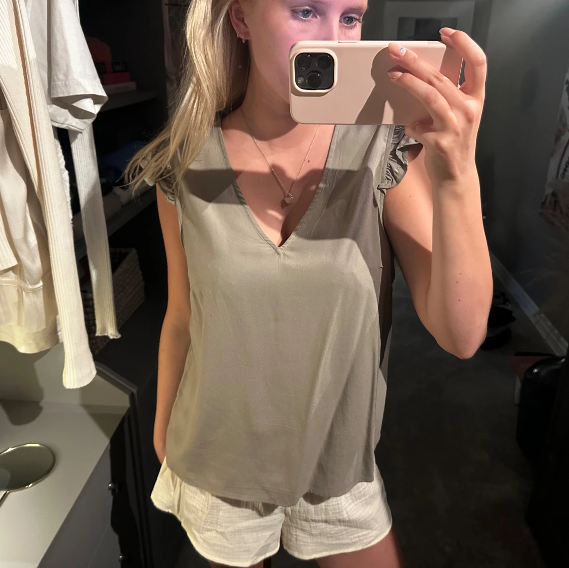 Beige blus med volangärm Vero Moda