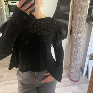 Svart blus - Superfin men kommer inte till användning! Har ett hål men det syns knappt då resten av tyget också är lite heligt i mönstret 💕