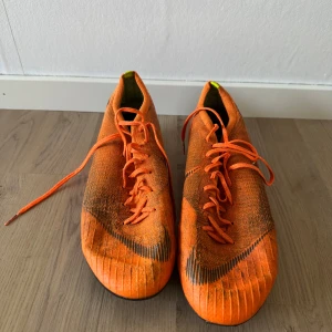 Nike Mercurial orange fotbollsskor - Säljer mina Nike mercurial Vapor 12 elite. Väl använda men i bra skick.
