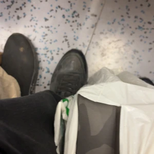 Svarta sneakers från valentino - Svarta sneakers med klassisk design och snörning. Skorna har en rund tå och platt sula, vilket gör dem bekväma för vardagsbruk. Materialet ser ut att vara syntet eller skinn. Perfekta för dig som gillar en enkel och stilren look. Valentino rockrunners!