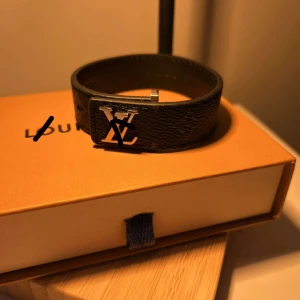 Läder armband - Snyggt och stilrent läderarmband med silver detalj. Helt oanvänt. Prutbar vid snabb och smidig affär