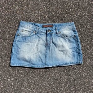 Lågmidjade jeans kjol  - Så snygg jeans kjol som tyvärr inte passar mig och har därför ingen bild på! Midjemått tvärsöver:42cm  Längd:29cm💕