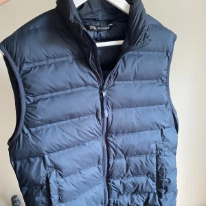 Zara Väst - Säljer nu en mörkblå zaraväst pga för liten storlek. Västen är i bra skick och har använts skonsamt några enstaka gånger. Om du har frågor eller vill ha fler bilder skicka pm.