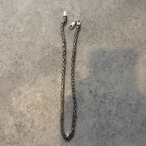 Kejsarlänk halsband i äkta silver - Snyggt halsband med kejsarlänk i äkta silver. Kedjan har ett detaljerat och robust mönster som ger en cool och tidlös vibe. Perfekt för dig som vill ha ett statement-smycke som sticker ut. Lås i klassisk modell för enkel användning.