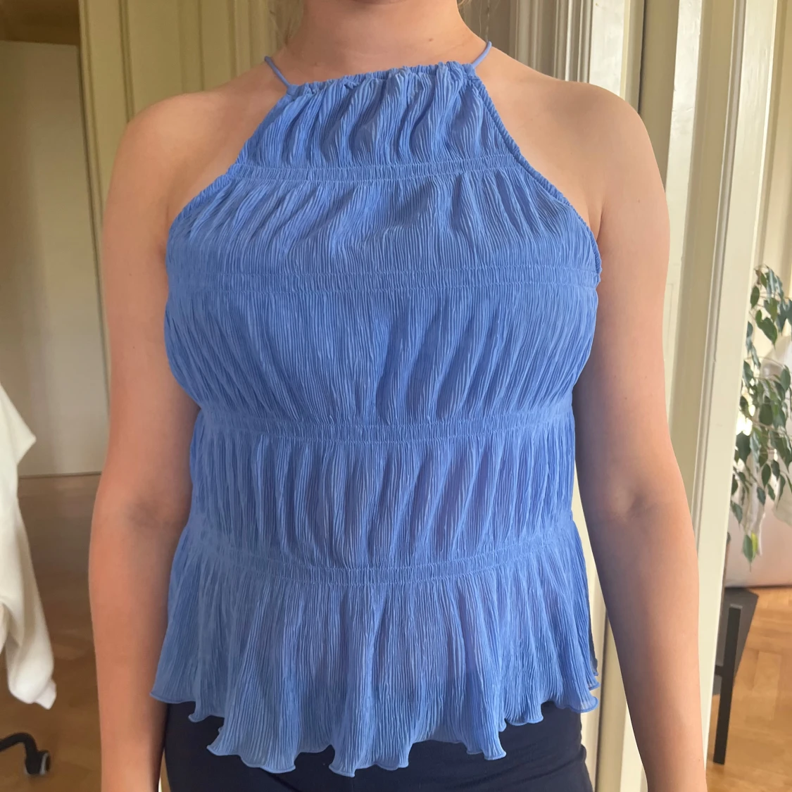 Blå plisserad linnetopp med volang - 1