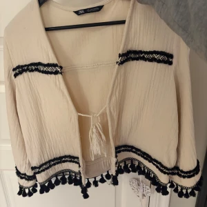 Zara kofta/jacka - Jättefin Zara kofta/ tunn jacka som man knyter i fram , endast använd en gång och i super fint skick ! Kom med prisförslag 🥰🥰