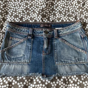 Lågmidjad jeanskjol  - Så snygg lågmidjad kjol från Phard. Midja rakt över: 38cm, längd: 26/27cm