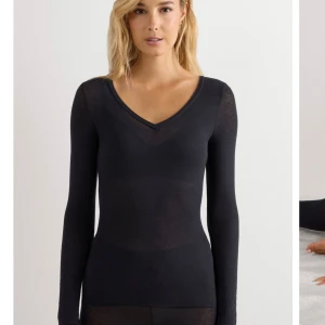 Svart långärmad intimisimi tröja med v-ringning. - Jättesnygg svart långärmad topp. Skönt material som är lite genomskinligt. Köpte från intimisimi för 489kr. Aldrig använt.