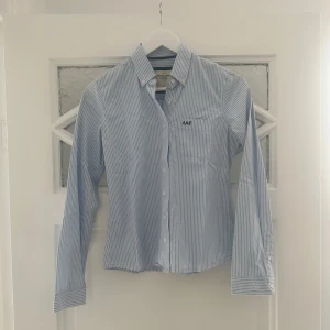 Skjorta från Abercrombie & Fitch - Randig figursydd skjorta från Abercrombie & Fitch. Använd 1-2ggr så i mycket fint skick. Nypris ca 750kr. 