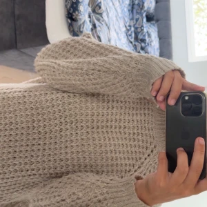 Beige stickad tröja med ballongärm - Säljer en beige stickad tröja med grovstickat mönster och ballongärmar. Tröjan har rund halsringning och långa ärmar med ribbade muddar. Perfekt att ha över ett par jeans eller shorts. Om du har funderingar eller är intresserad så kontakta mig gärna🌺😁