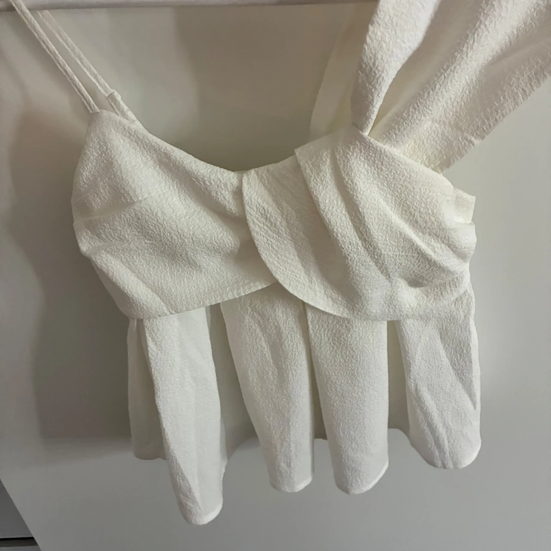 Vit omlott topp med rosett-detalj - 1