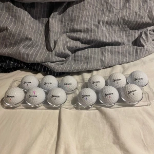 Srixon golfbollar - Säljer 12 srixon bollar mix med väldigt bra skick. tveka inte att höra av er om ni har någon fråga eller om ni vill köpa mer än vad ni ser på bilden!