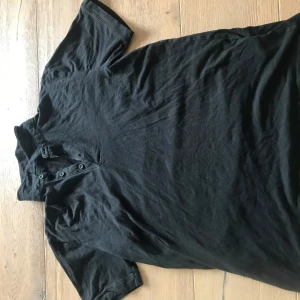 Grisch skjorta/t-shirt - Grisch skjorta i bra skick, bara lite skrynklig. Mörkblå.