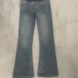 Weekday Jeans - säljer de då de är lite för stora o långa för mig som är 163💕 Storlek 32/32