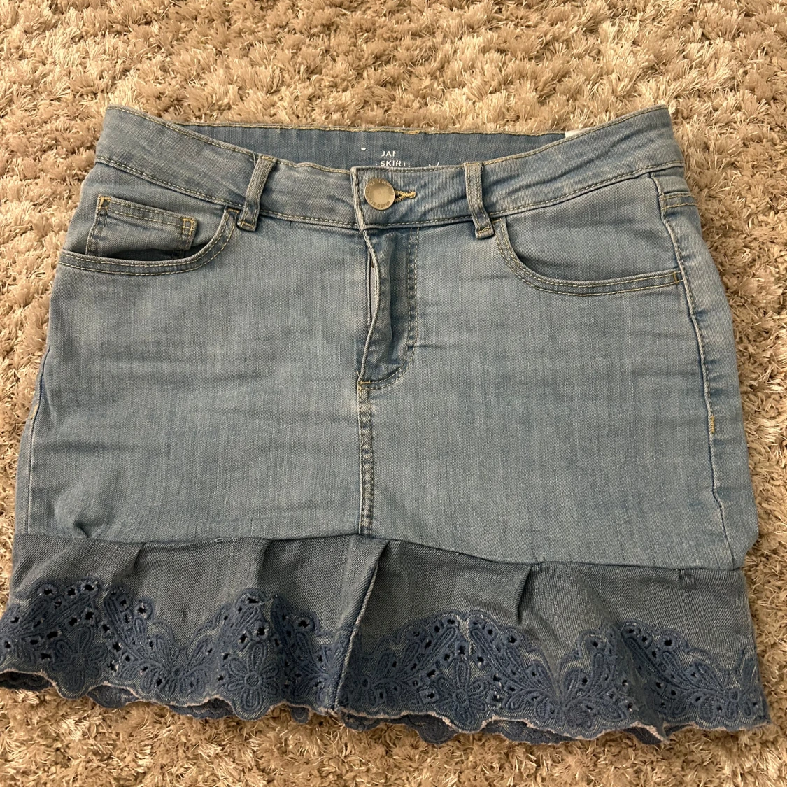 Jeanskjol med volang och spetskant